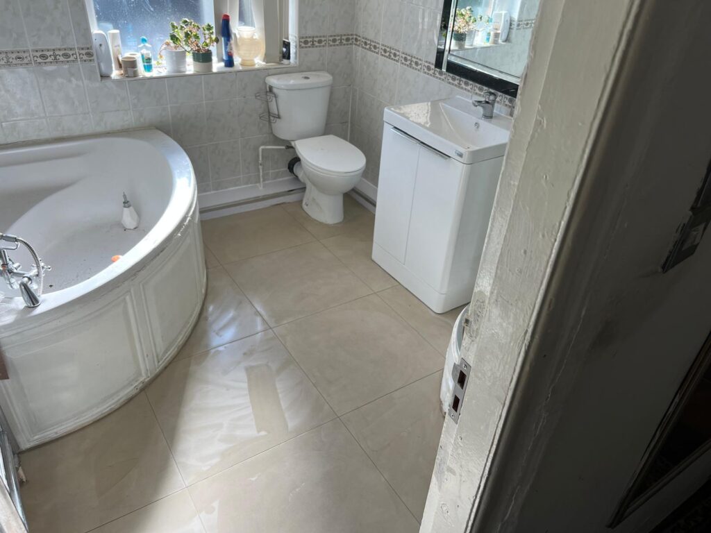 24/7 rapid response emergency plumbing team fixing a sudden water leak in a Manchester home
